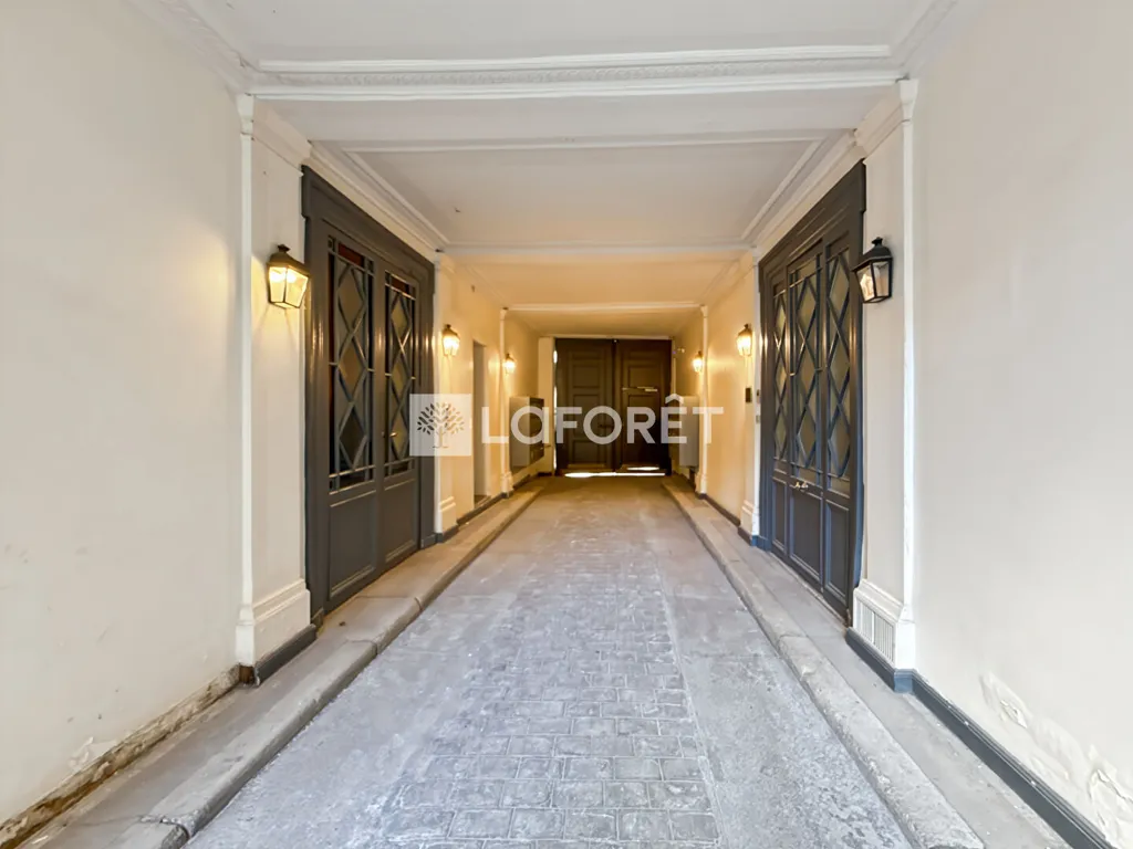 Esik - Refurbished Parisian Flat with Balcony