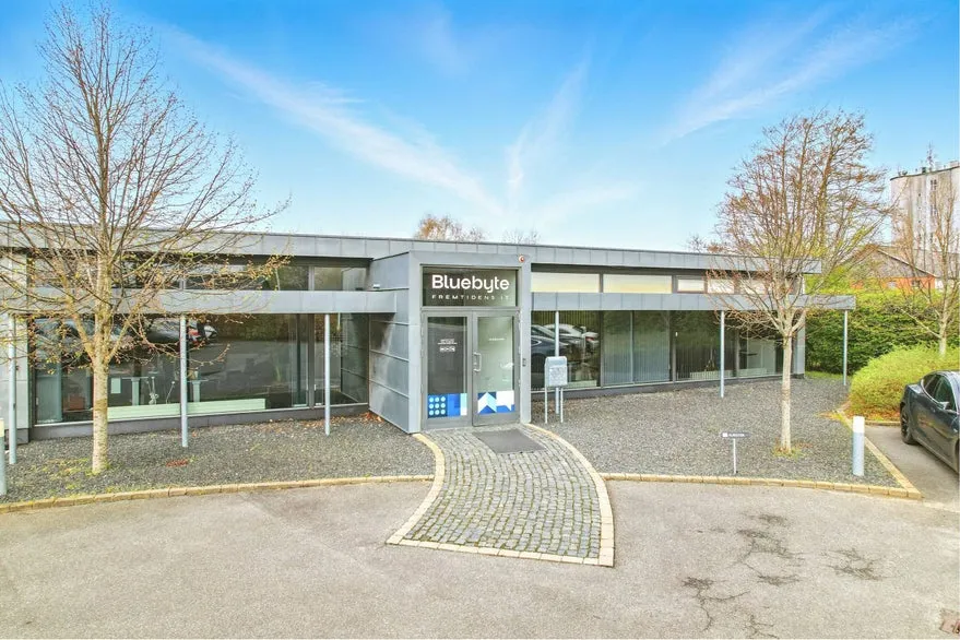 Esterno - Modern Office Building with Large Windows in Guldager