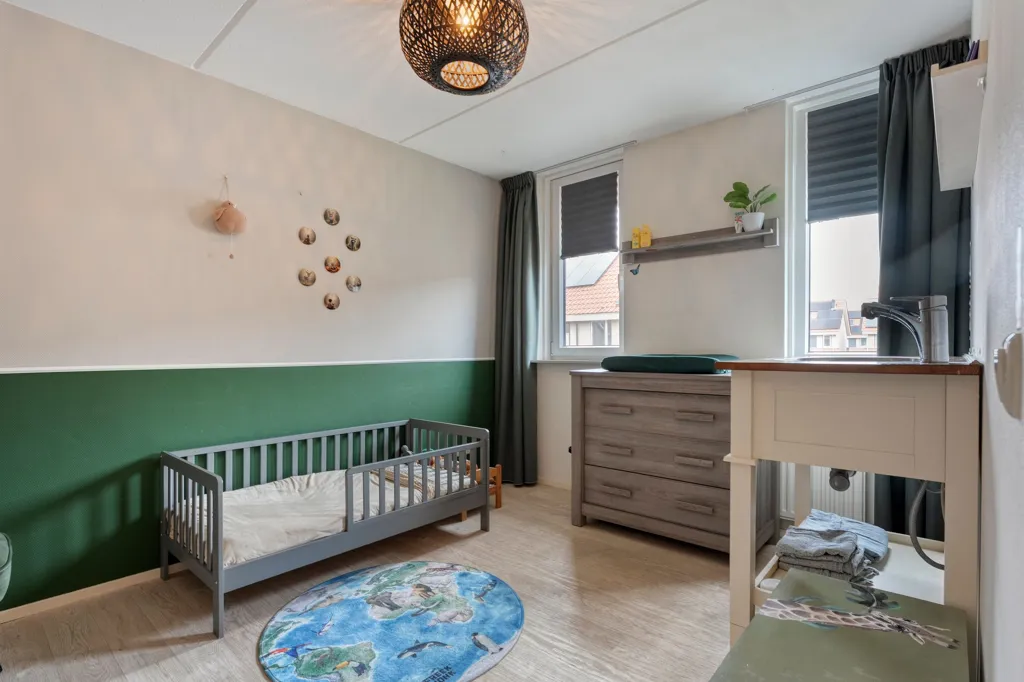 Magamistoad - Modern Split-Level House with Cinewall in Almelo