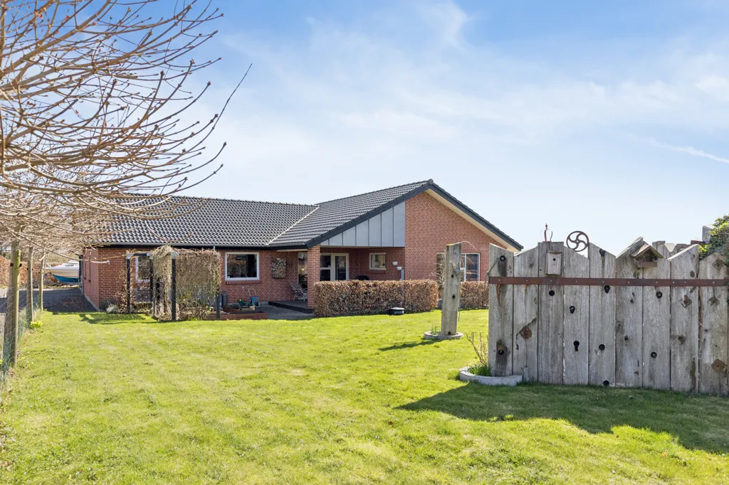 Aed - Two-Bedroom Villa with Carport in Bjert