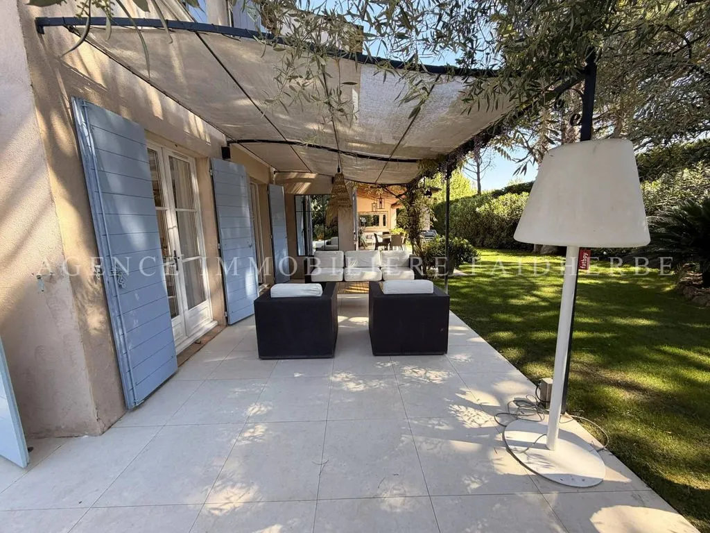 Terrasse - Villa de Luxe avec Piscine à Saint-Tropez