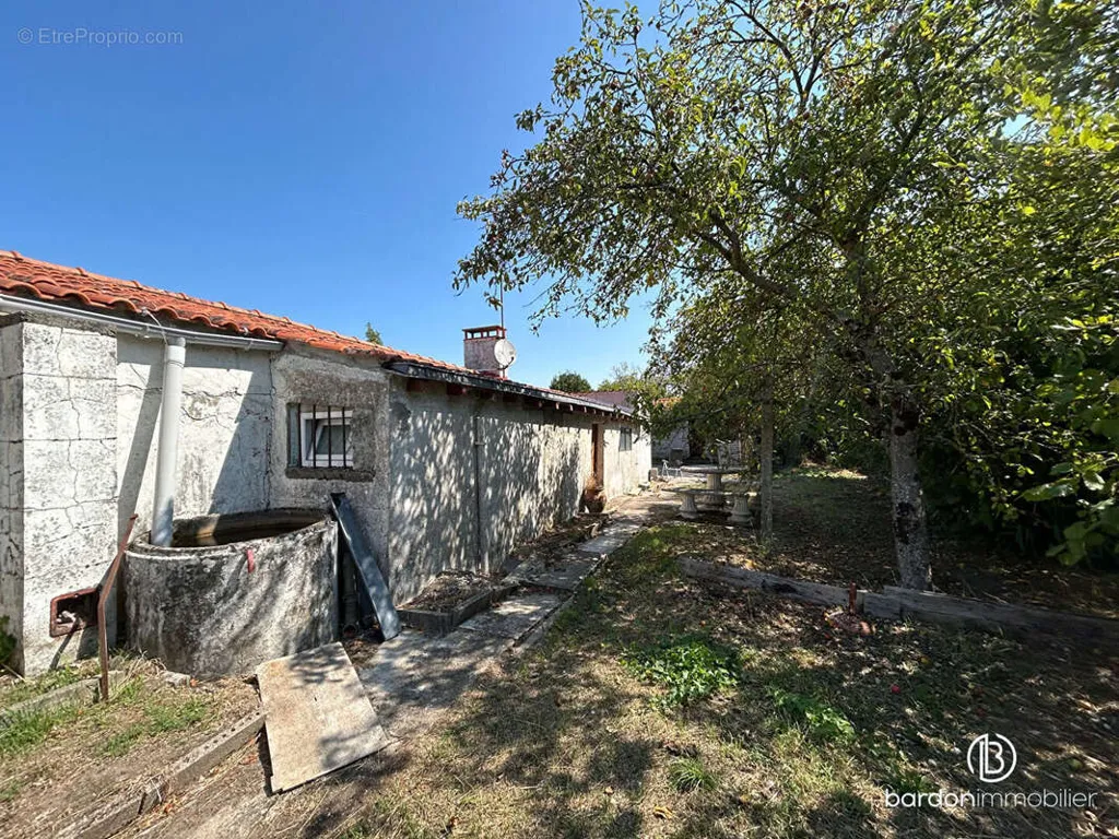 Aed - Rustic Longère with Garden in Soullans
