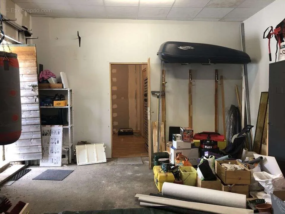 Garage - Espace Aménageable avec Parking à Pauillac