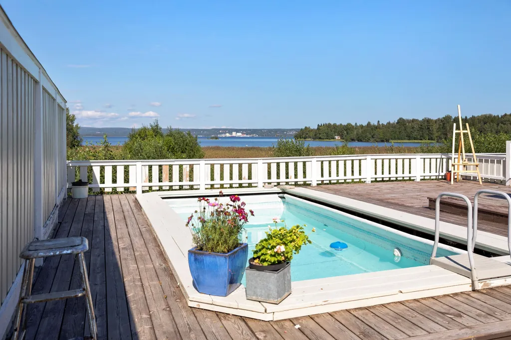 Piscine - Spacious Bungalow with Sea View in Alnö