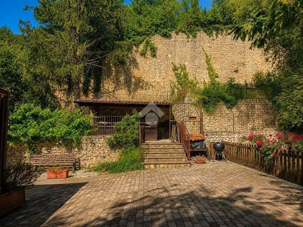 Giardino - 6-Bedroom House with Historic Setting in L'Aquila