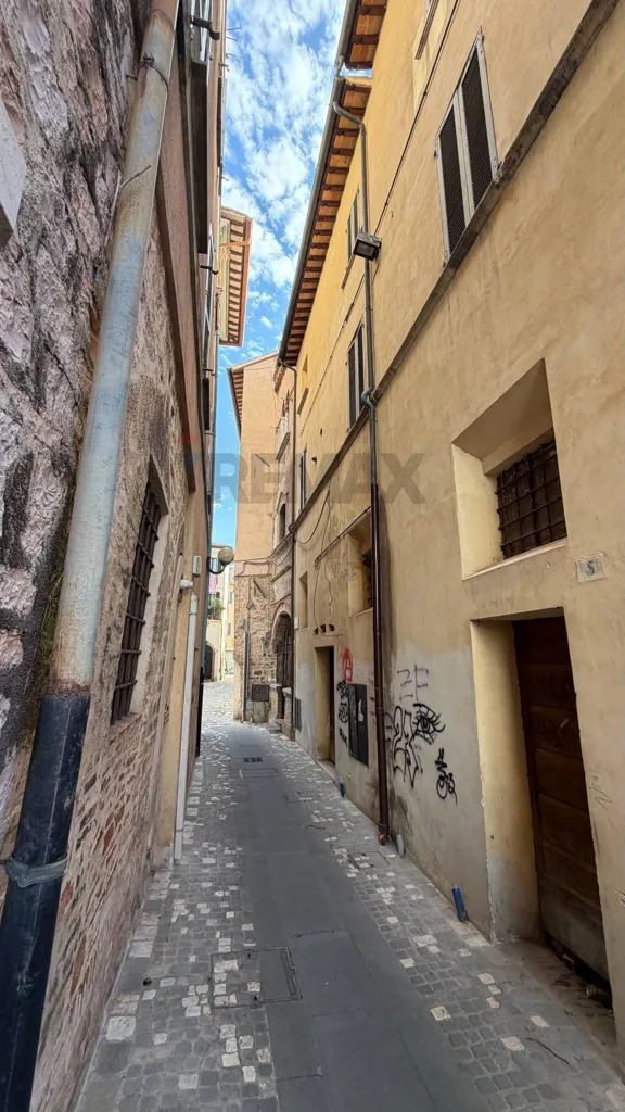 Jardin - Warehouse/Studio for Renovation in Foligno