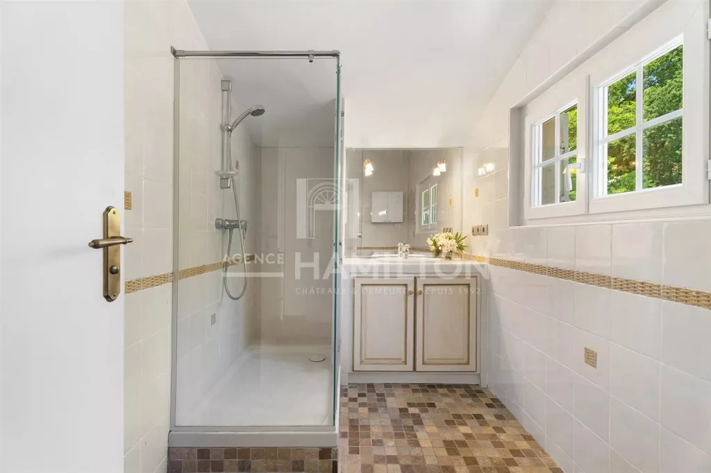 Salles de bain - Villa Luxueuse avec Piscine à Châteauneuf-Grasse