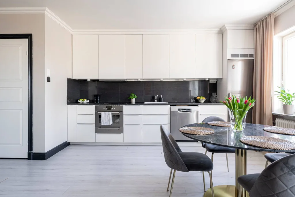 Köök - Modern Two-Bedroom Flat with Balcony in Västmanland