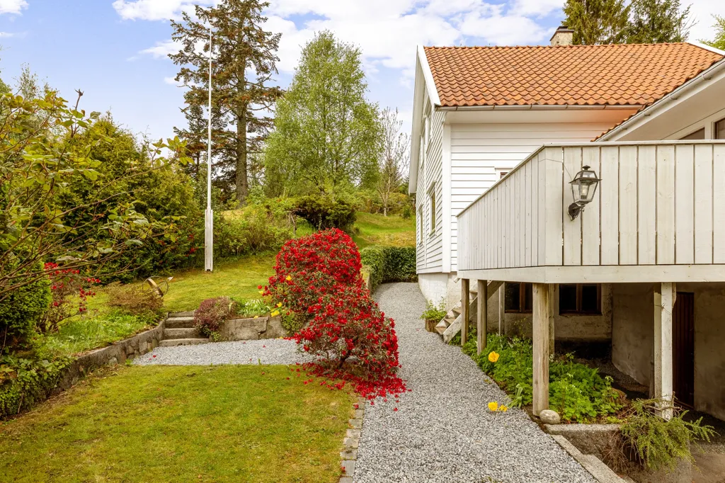 Jardin - Detached House with Garden in Radøy
