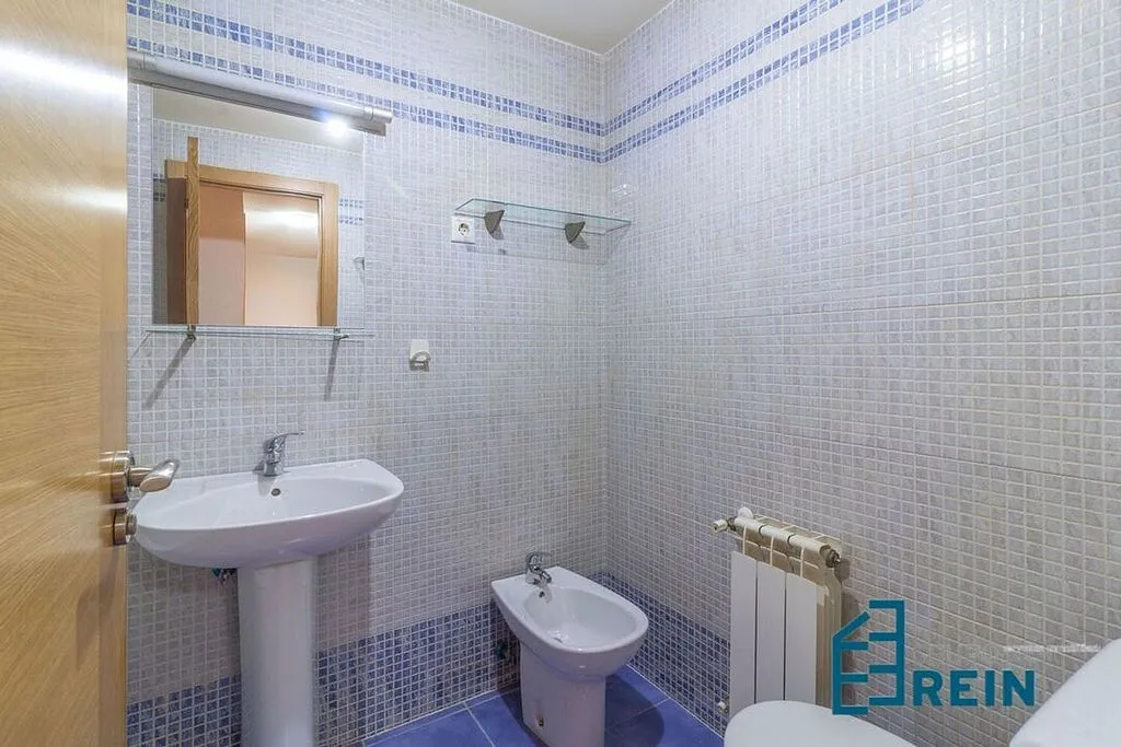 Bathrooms - 3-Bedroom Apartment with Garage in Recas