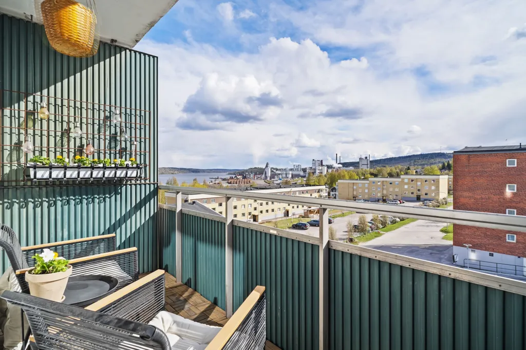 Balcon - Spacious Two-Bedroom Flat with Balcony in Central Timrå