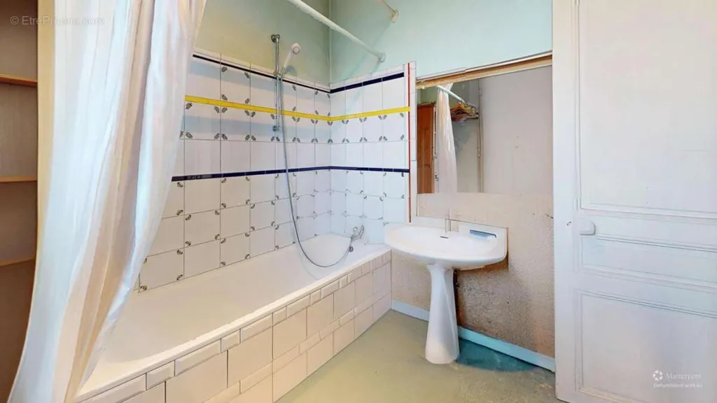 Bathrooms - 5-room house in L'hay-Les-Roses
