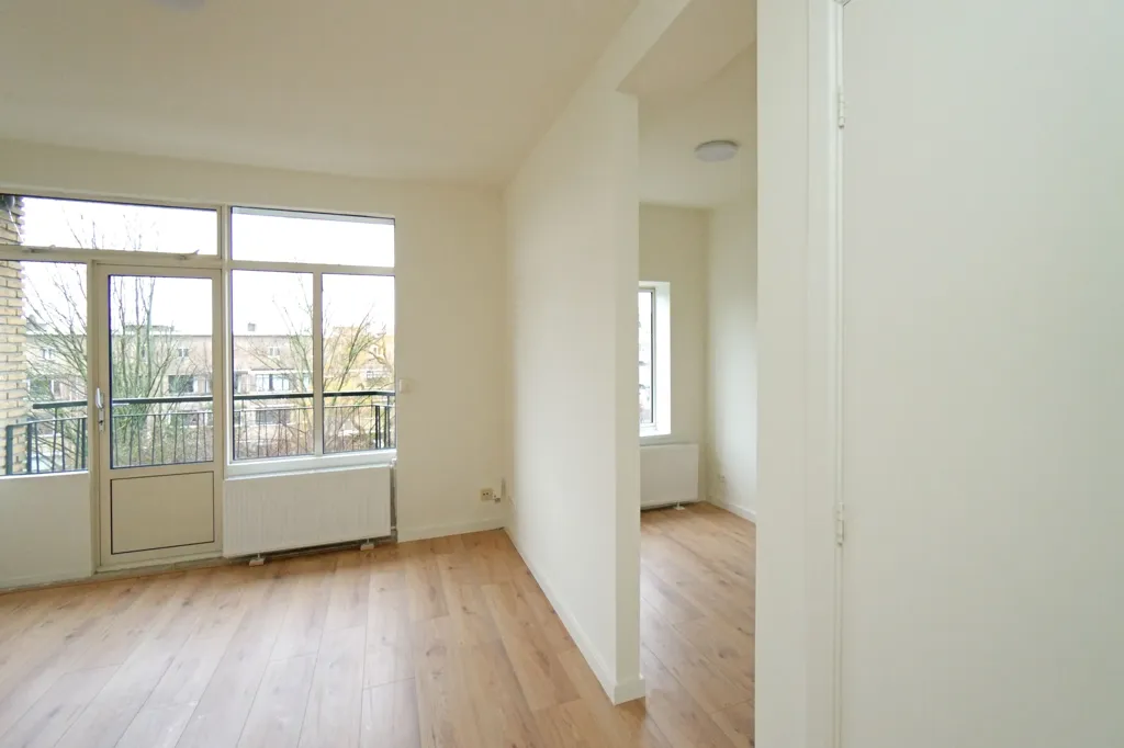 Pièces - Renovated 3-Bed Apartment with Balcony in Den Haag