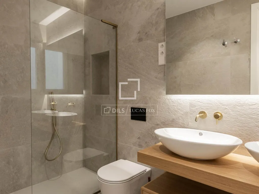 Bathrooms - Luxury Flat with High Ceilings in Salamanca