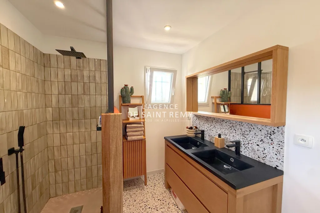 Bathrooms - Charming Villa with Veranda in Mollégès