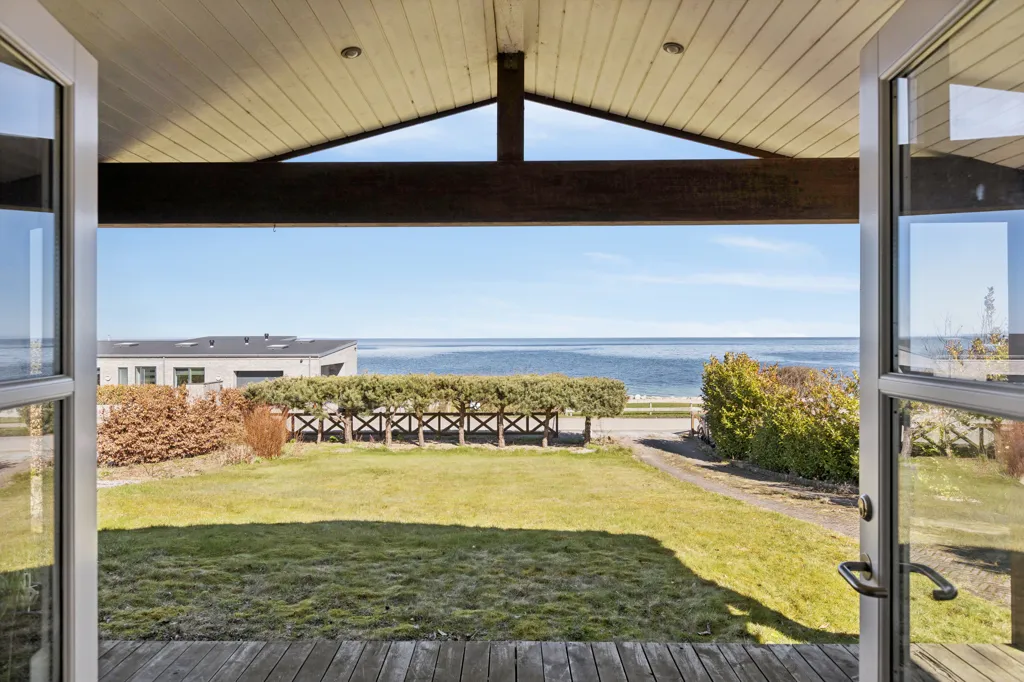Terrasse - Holiday Home with Private Beach in Køge