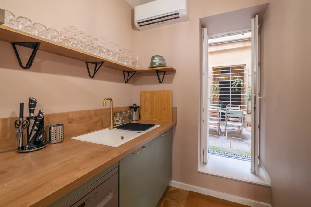 Köök - 2-Bedroom Apartment with Patio in Nîmes Centre