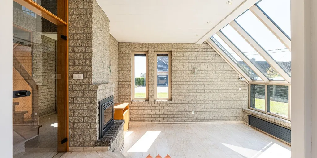 Elutuba - Open-plan House with Double Garage in Bentille