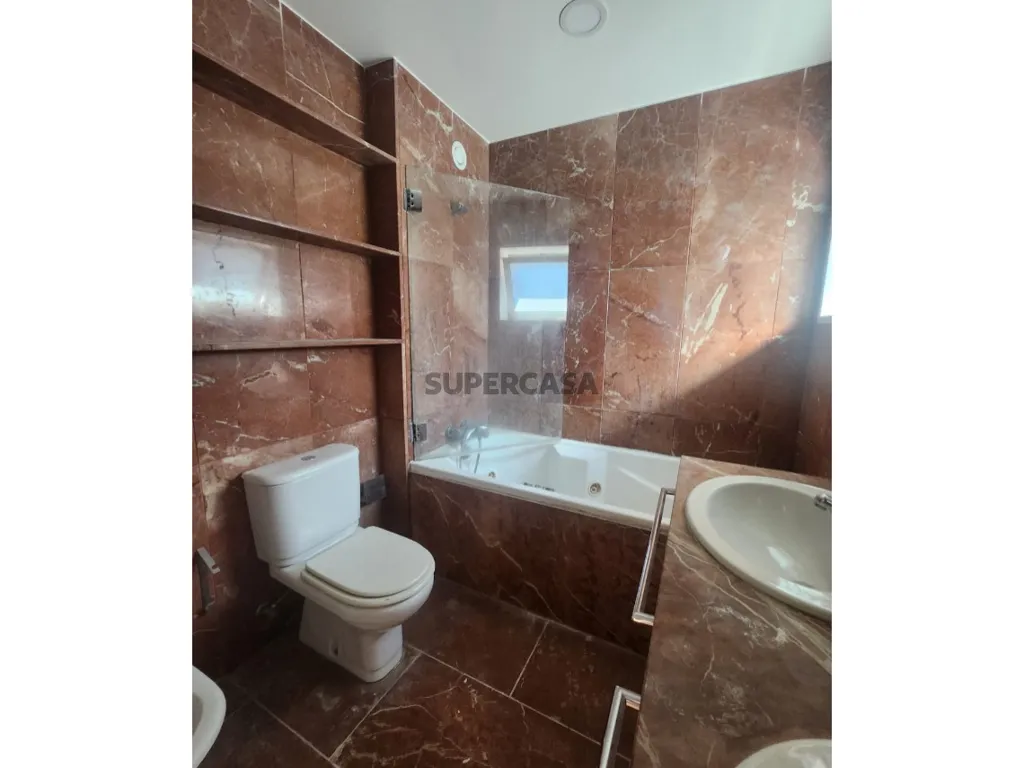Salles de bain - Apartment with Garage near Lordelo do Ouro