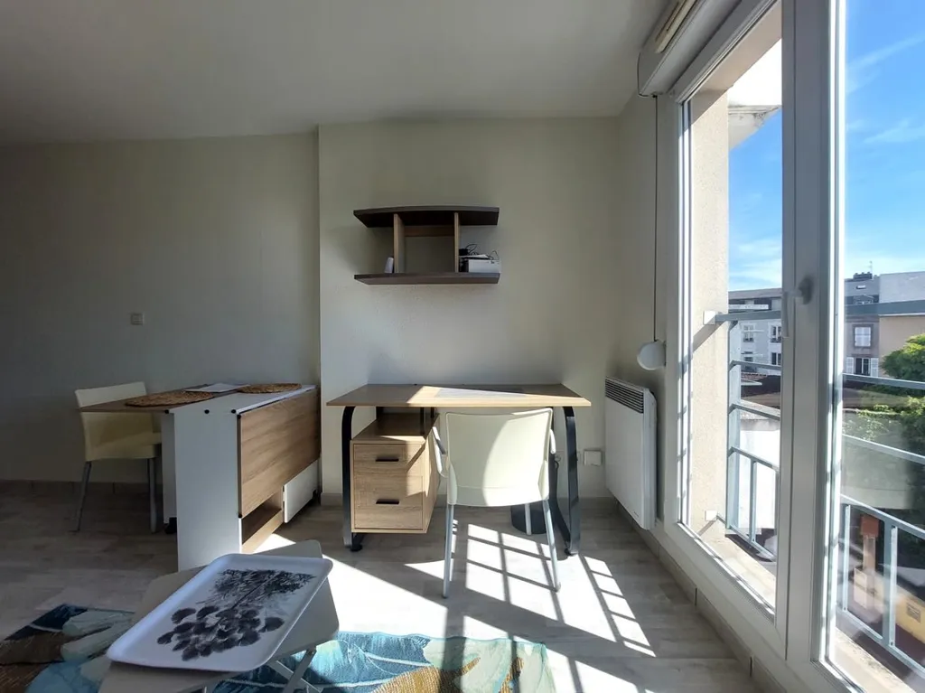 Bureau - Studio Meublé avec Ascenseur à Rue du Petit Tour