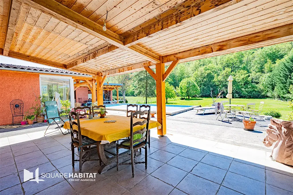 Terrasse - Maison de Plain-Pied avec Piscine à Jujurieux