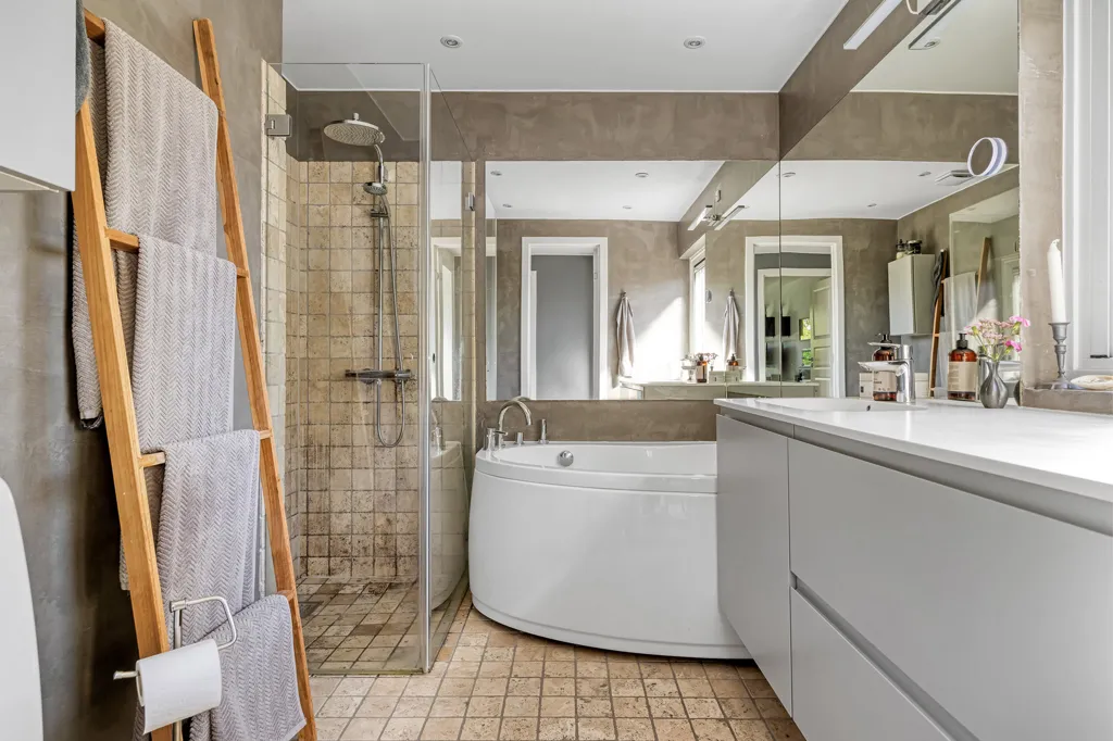 Bathrooms - Modernised Villa with Garden in Stenløse