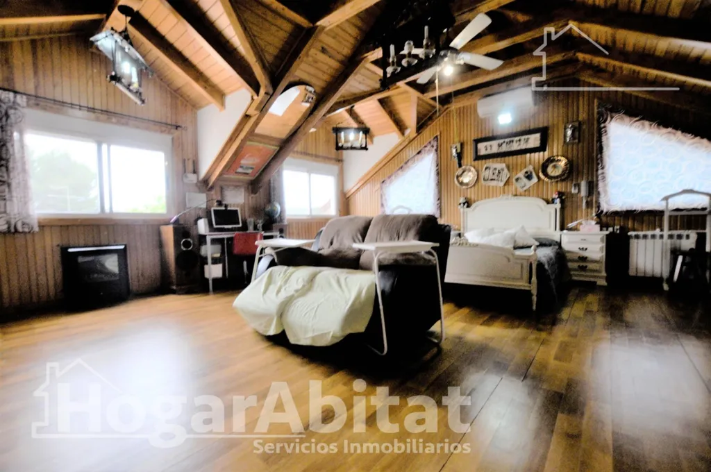 Pièces - Semi-New Chalet with Terrace in Monserrat
