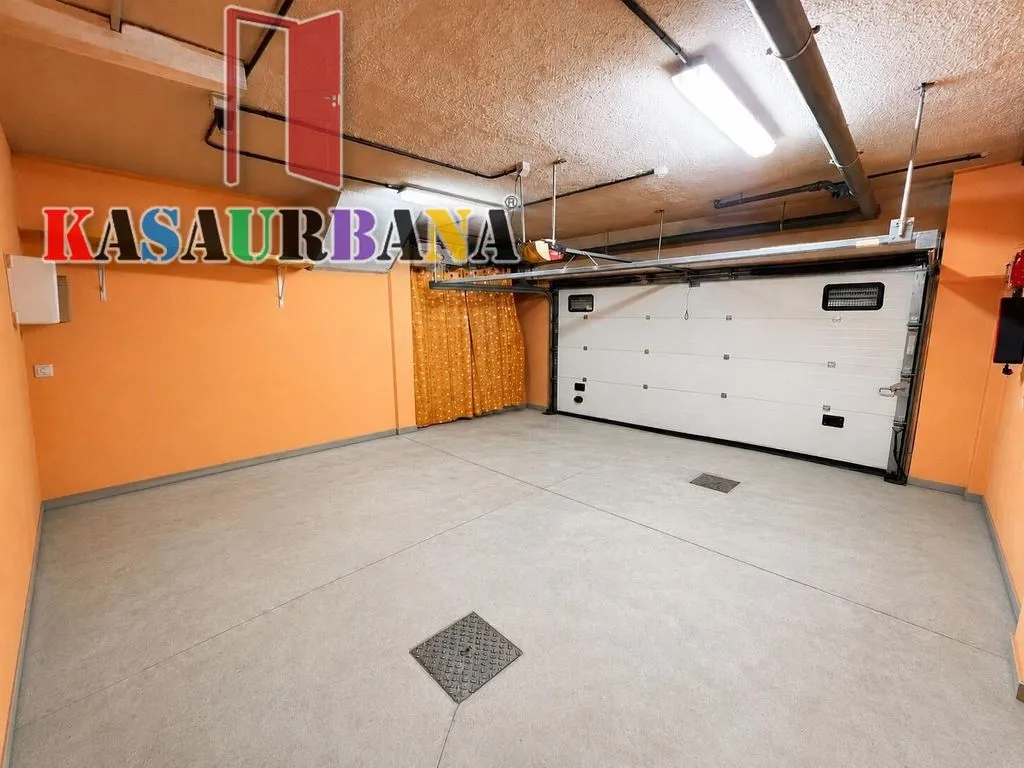 Garaaž - Terraced House with Pool in Hospital