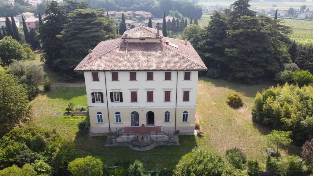 Õhuvaade - Old Villa with Lake Garda View in Lazise
