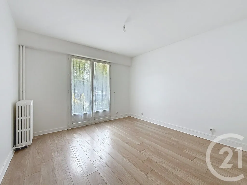 Toad - 3-Bed Flat with Garden in Nanterre Ville