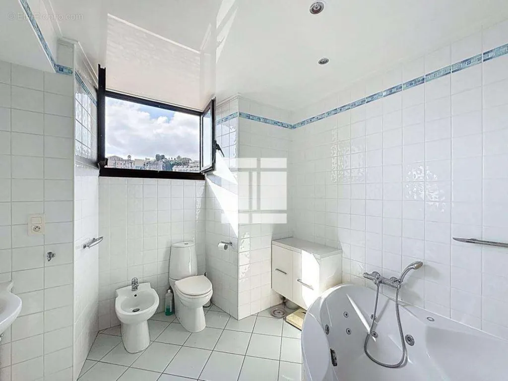 Vannitoad - Duplex with Sea View on Quai des Martyrs