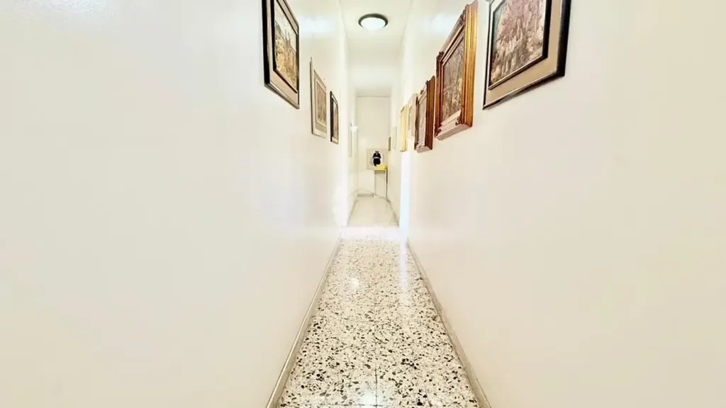 Entrée - Quadrilocale with Balcony in Santa Croce, Naples