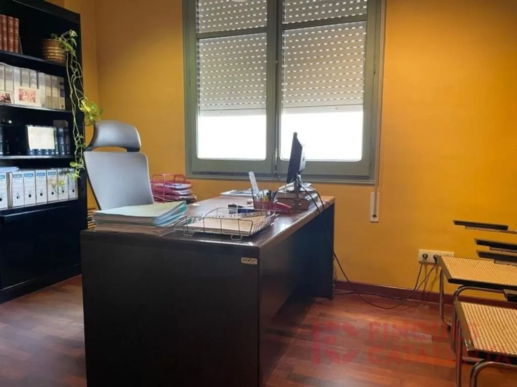 Bureau - Convertible Office Space in Central Girona