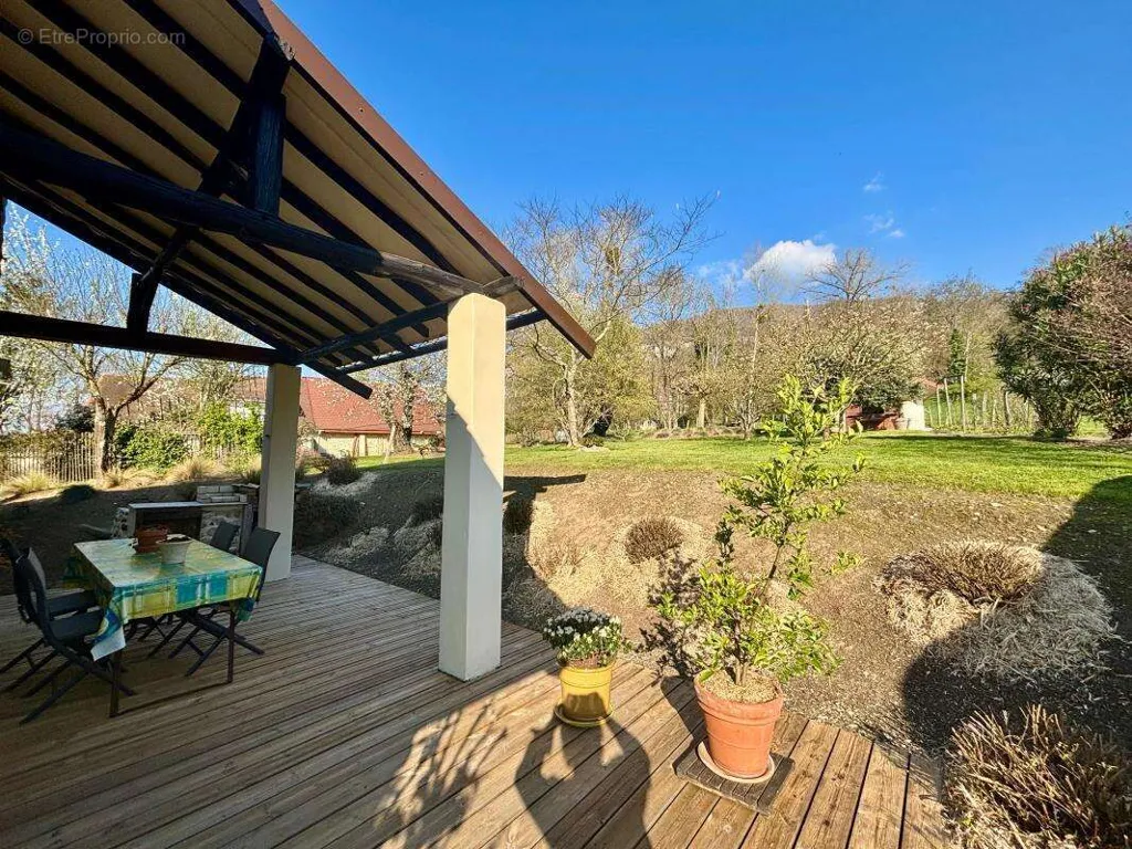 Terrasse - Maison en Pierre avec Spa et Gîte à Champagneux