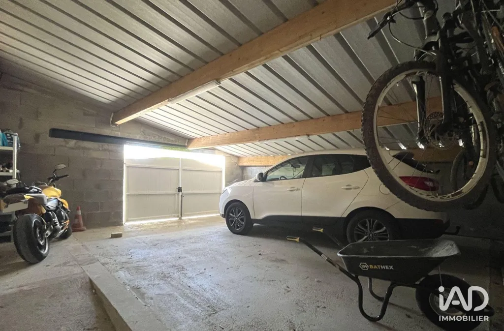 Garage - Maison Rénovée en Pierre avec Jardin à Vouillé