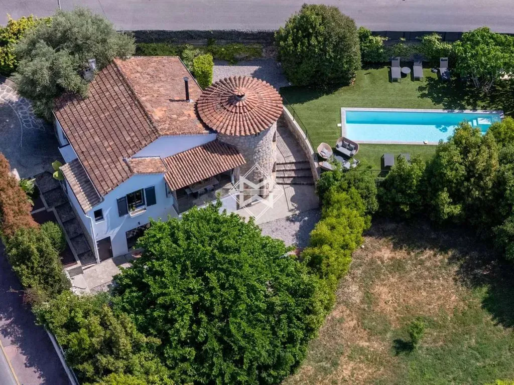 Vue aérienne - Villa Rénovée avec Piscine près du Centre-ville de Cannes