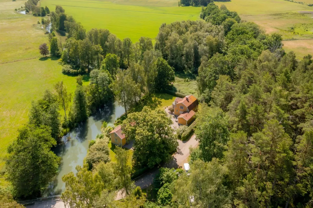 Vue aérienne - Historic House with River View in Södermanland