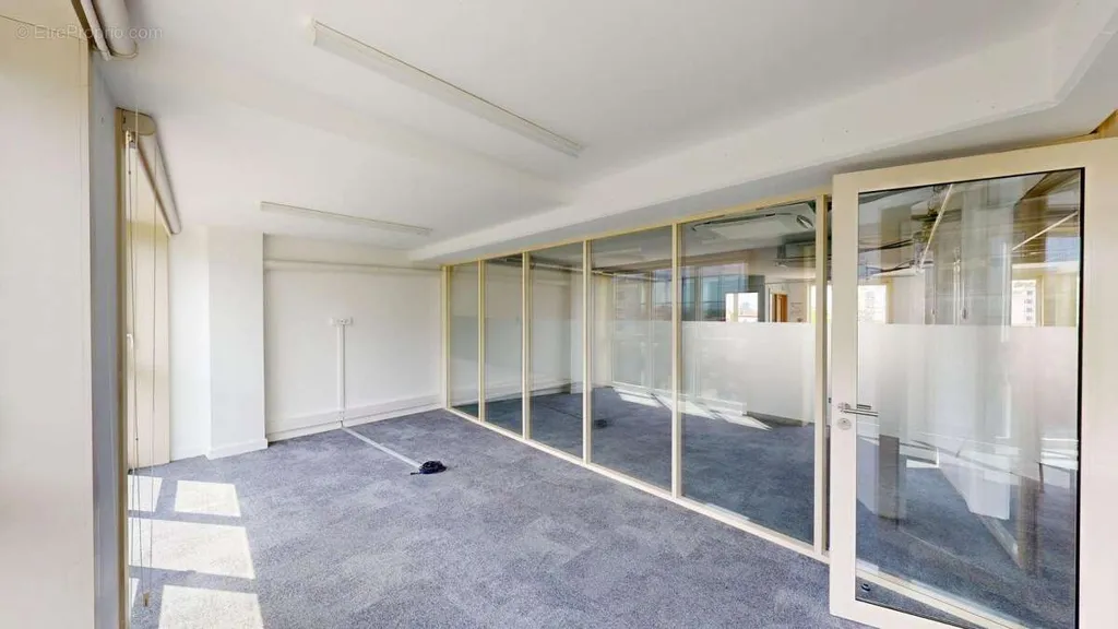 Kabinet - Office Building with Terraces in Vanves