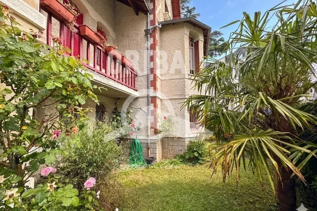 Aed - Characterful Villa with Patio in Nantes