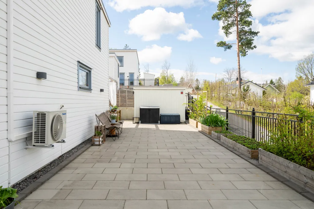 Aed - Modern Terraced House with Terrace in Högmora