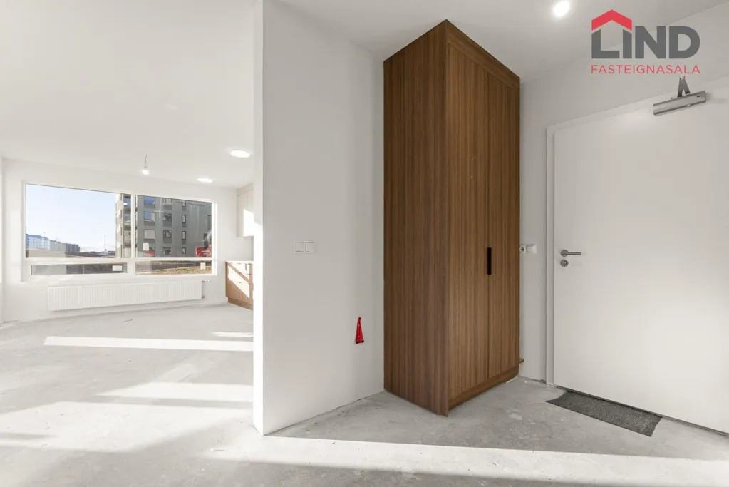 Esik - New Apartment with Elevator in Skarðshlíðarhverfi