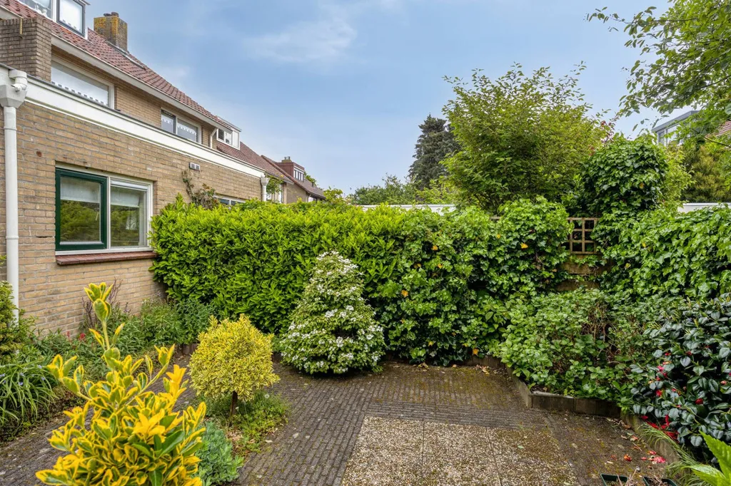 Jardin - Two-Storey House with Garage in Zwolle