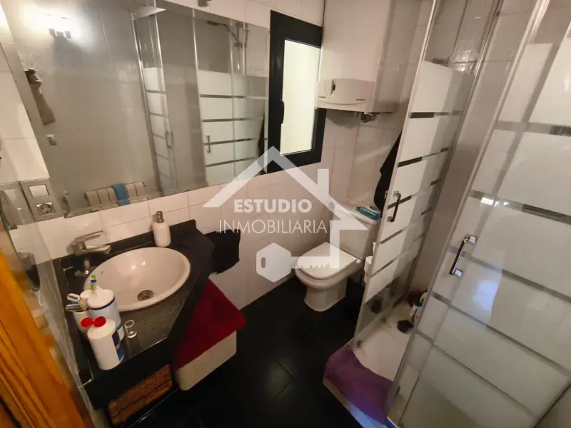 Bathrooms - Modern Loft with Wood Beams in Logroño