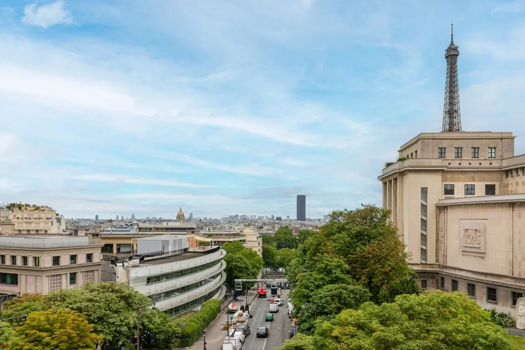 Balcon - Appartement Rénové avec Vue sur la Tour Eiffel à Paris 16e