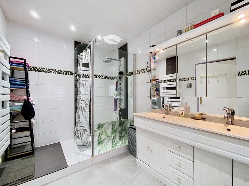 Bagni - House with Garden and Tram Access in Cenon