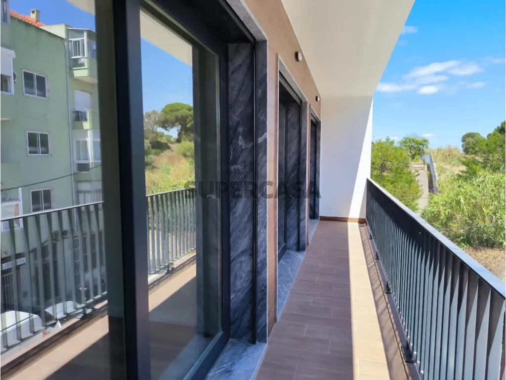 Balcon - New Development Apartment with Terrace in Almada