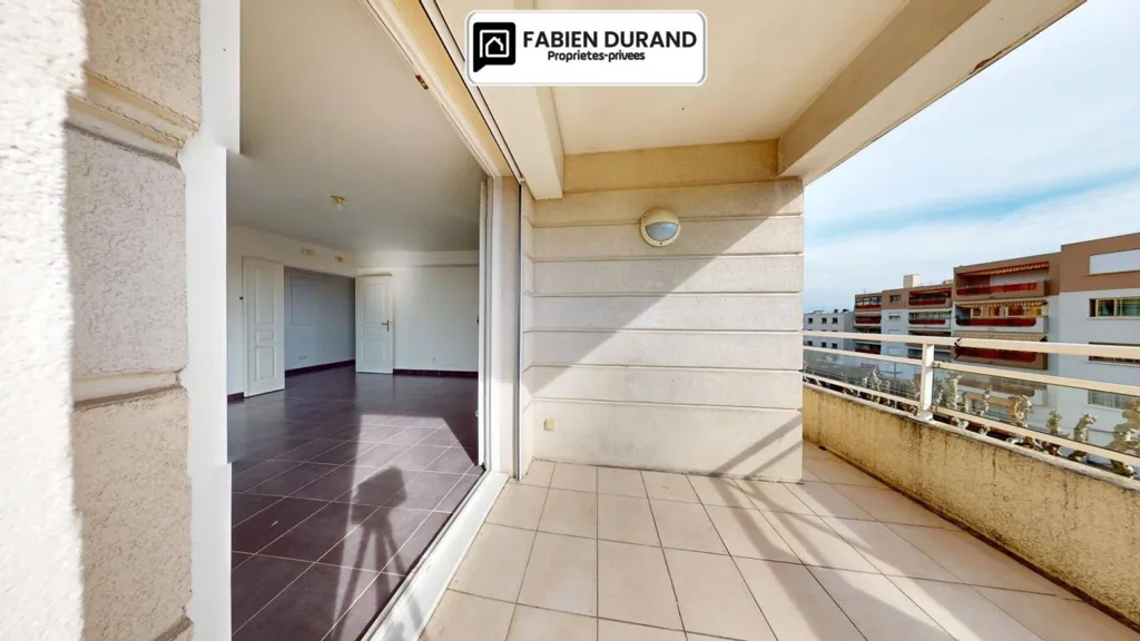 Rõdu - 2-Bedroom Flat with Terrace in Mandelieu Centre