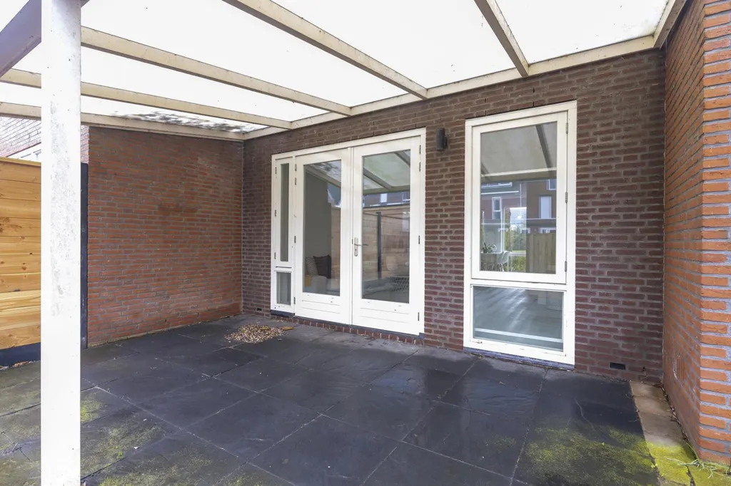 6-room house in Zwaag