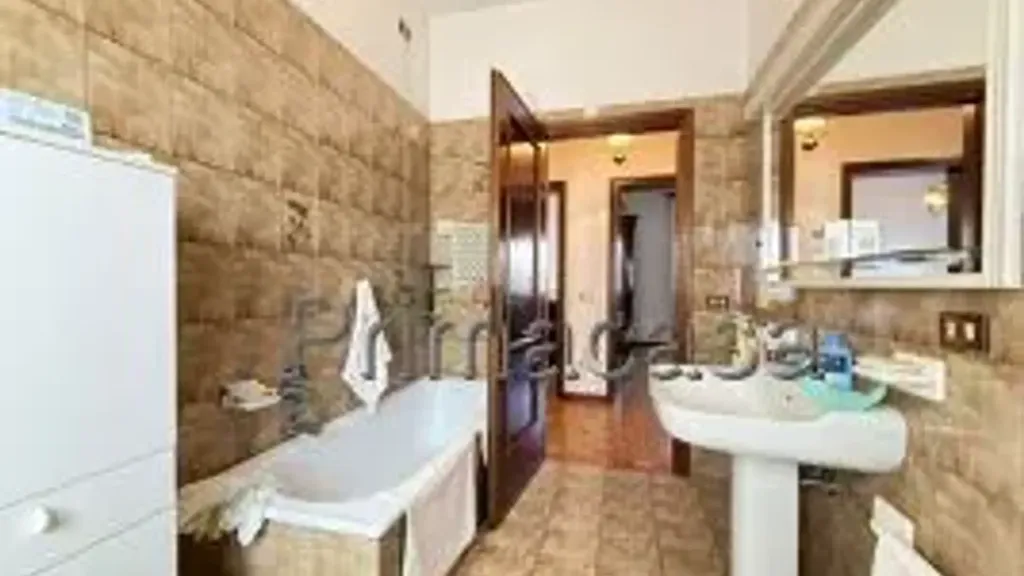 Bathrooms - Villa with Private Garden in Legnago
