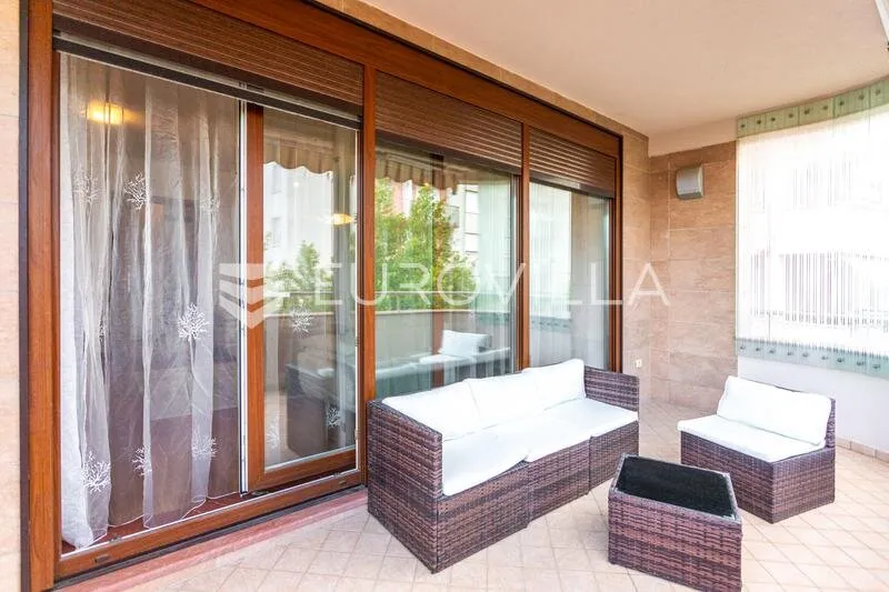 Rõdu - Spacious 3-Bedroom Apartment with Sea View in Zenta, Split